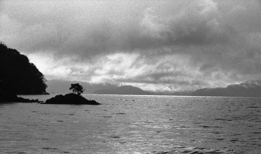 日本海と厚い雲