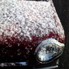 赤いハスラーに白い雪