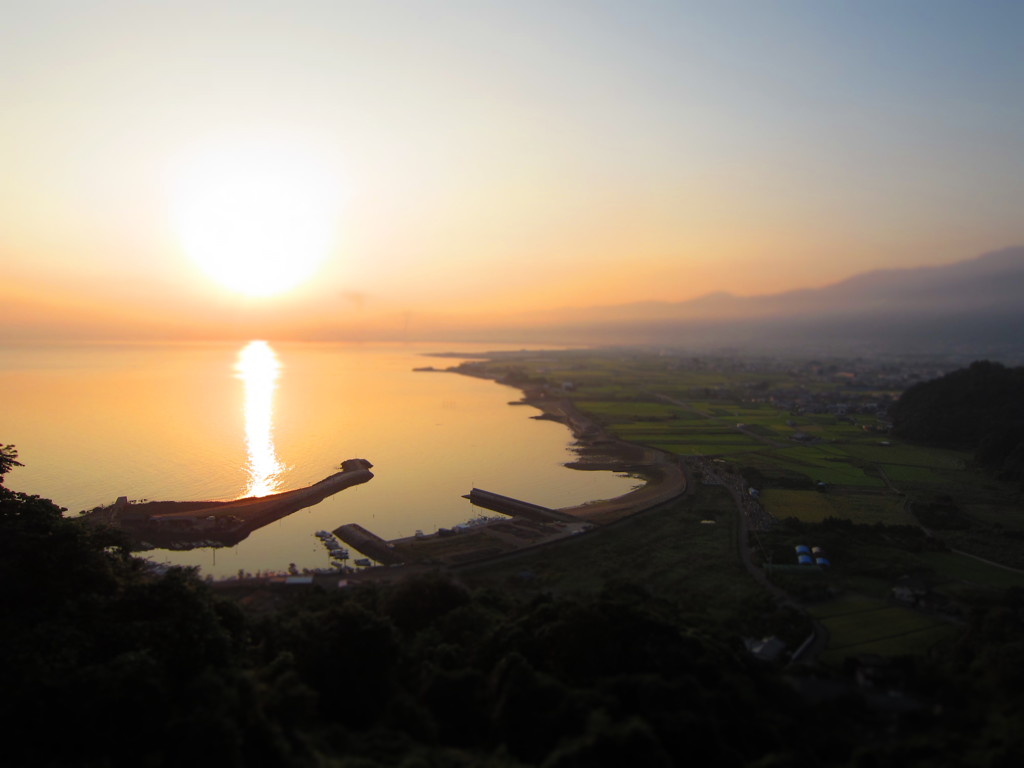 朝焼けの海岸線