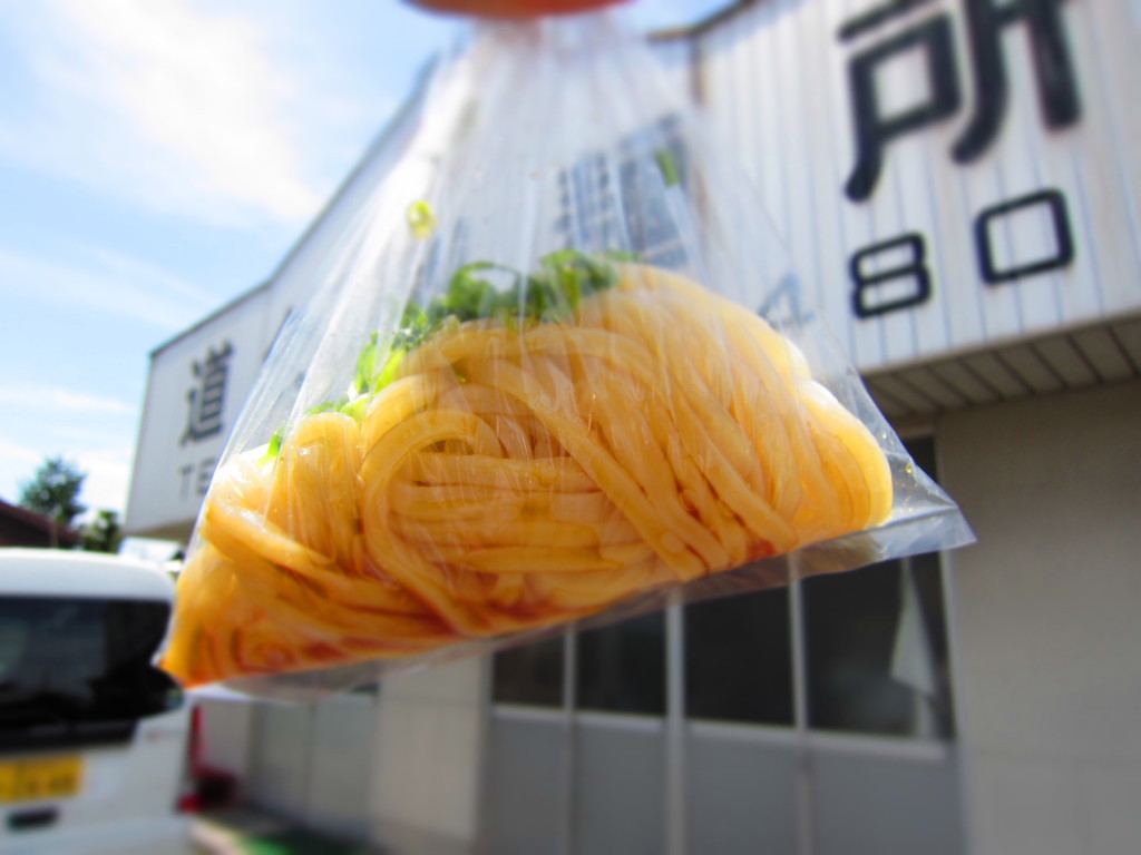 持ち帰りのうどんを店頭で食す