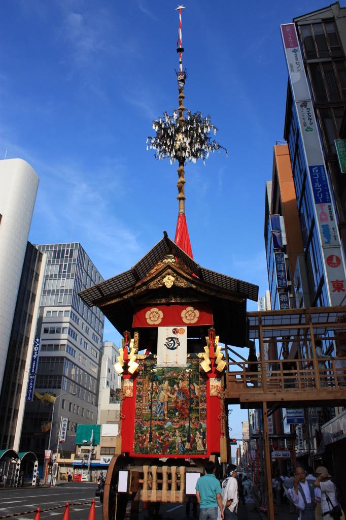 祇園祭　山鉾巡行準備中