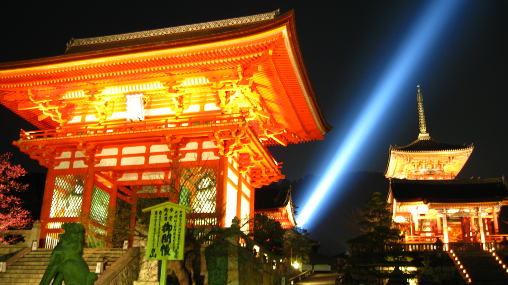 夜に浮かび上がる仁王門