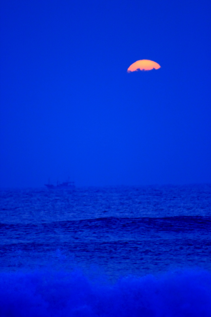 夜明けの海
