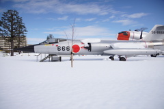 雪と青空と戦闘機と