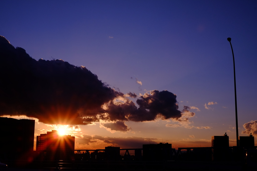 雲の隙間から