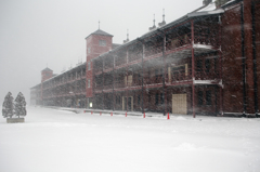 吹雪の中の赤れんが