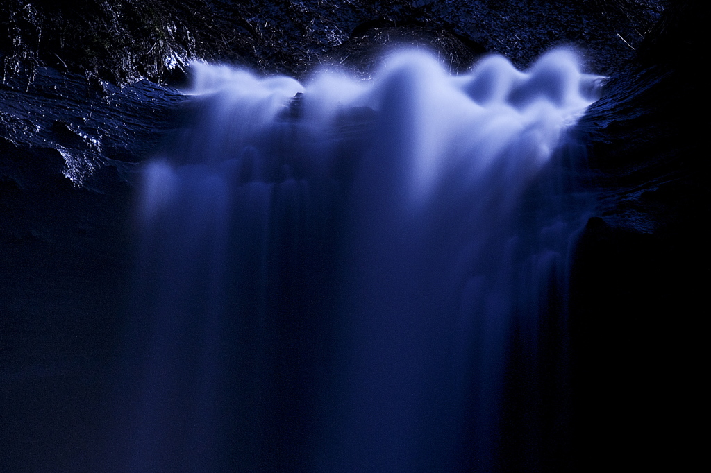 月明かりの幻の大滝