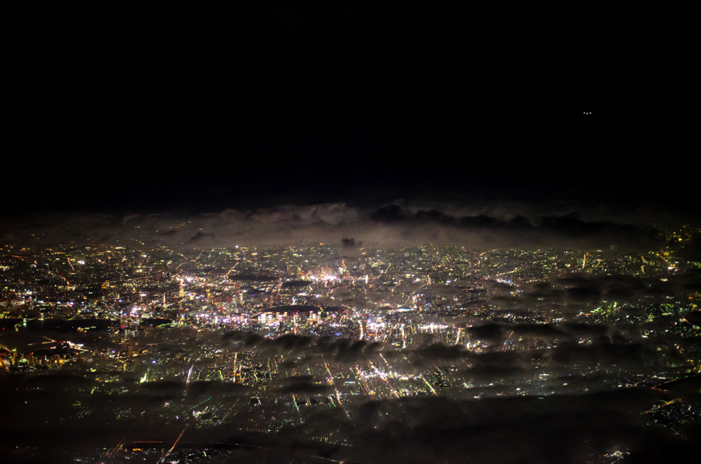 雲を照らす東京の灯り