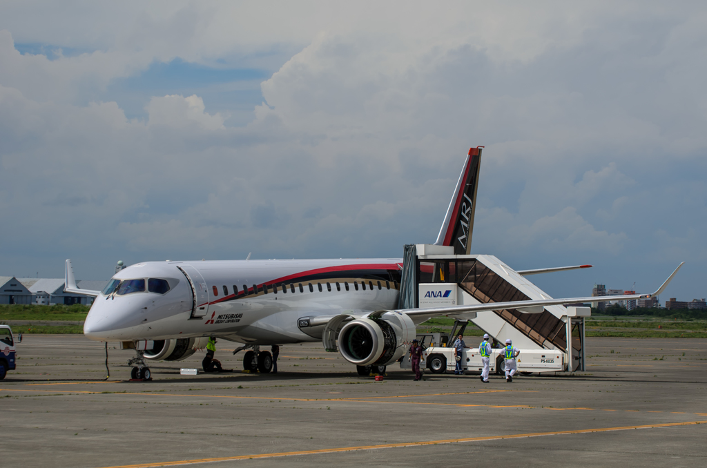 新千歳空港にMRJ飛来