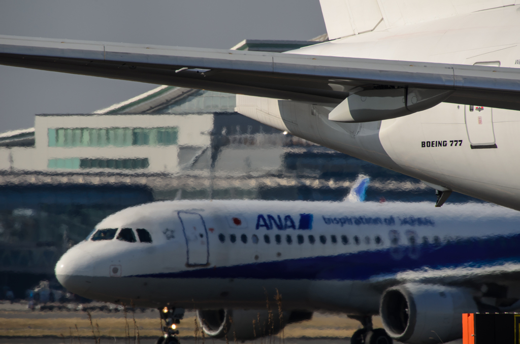 JAL 777 / ANA A320