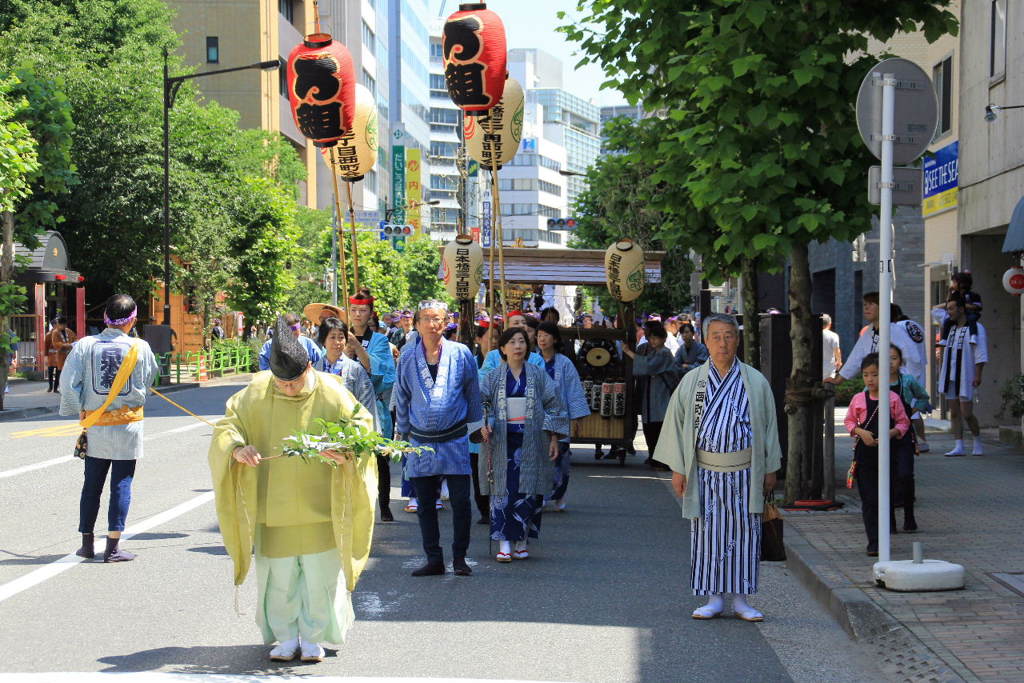 神聖な神輿渡御