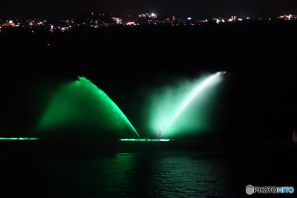夜空に輝く噴水