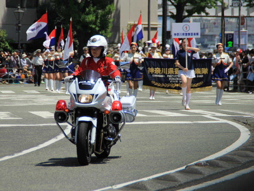 仲間を先導する白バイ