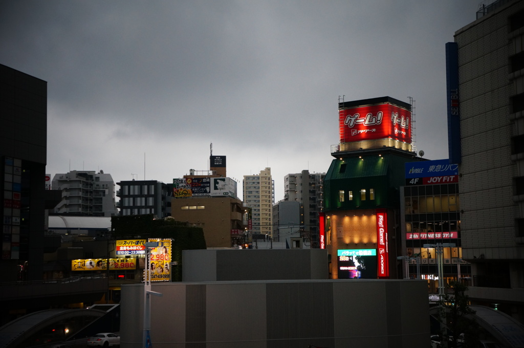 駅のホームから見える街の風景