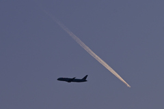 離陸機と飛行機雲