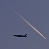 離陸機と飛行機雲