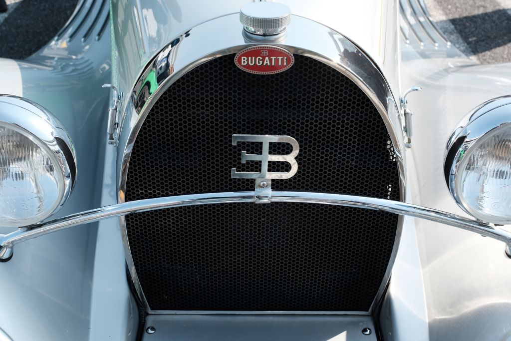 パーキングで見かけたカッコイイ車（BUGATTI)