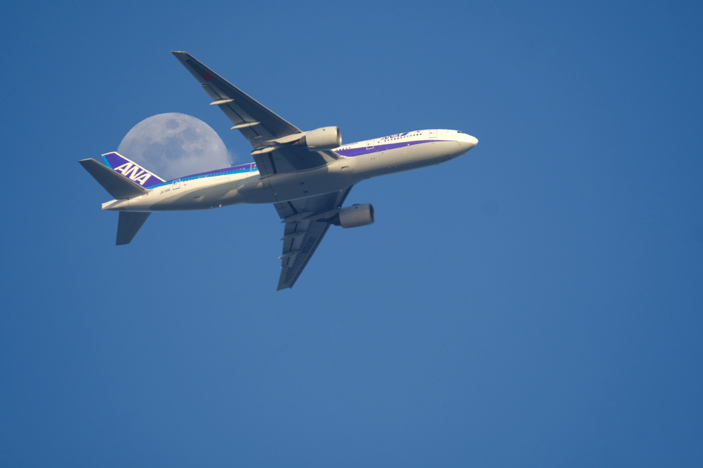 777と月