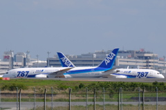 すれ違う787