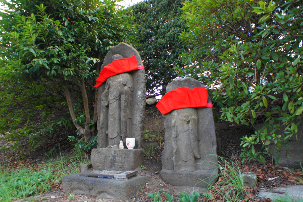 恥ずかしがりやのお地蔵さん