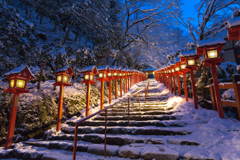 雪の貴船神社ライトアップ