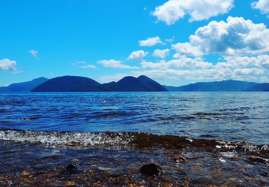 初夏の湖　（洞爺湖・北側）