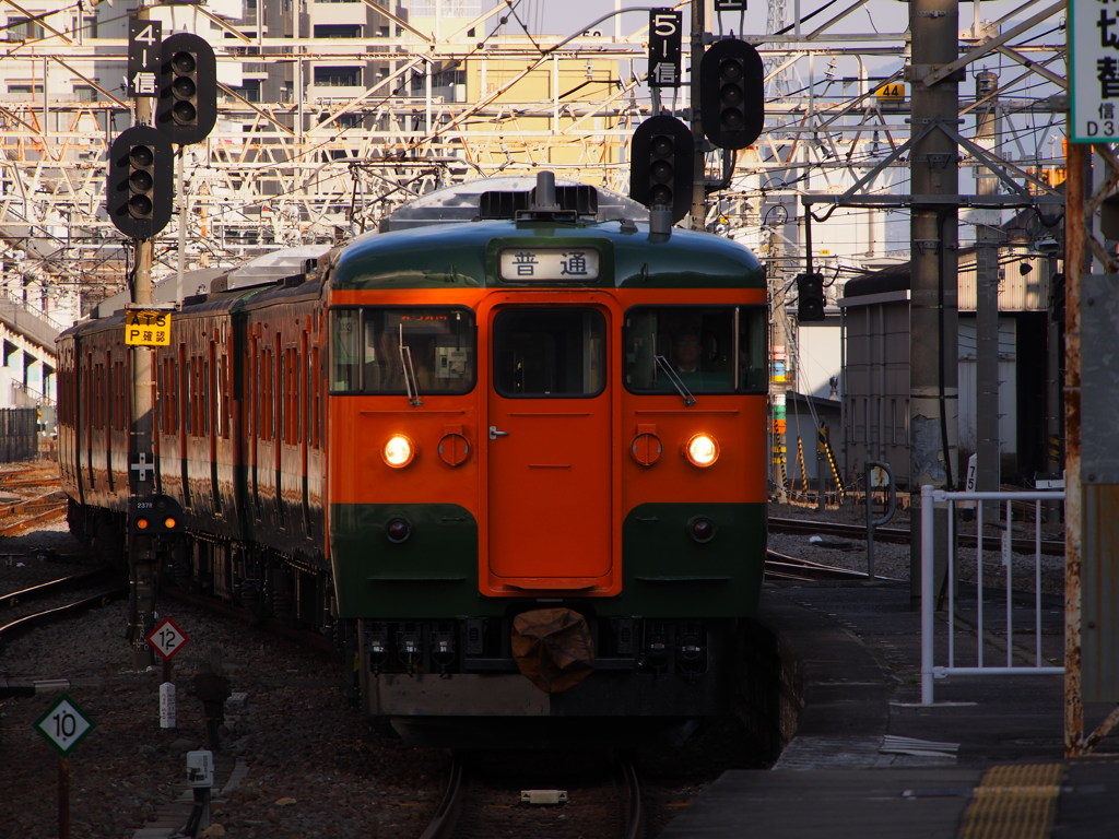 高崎駅に入線してくるクモハ115