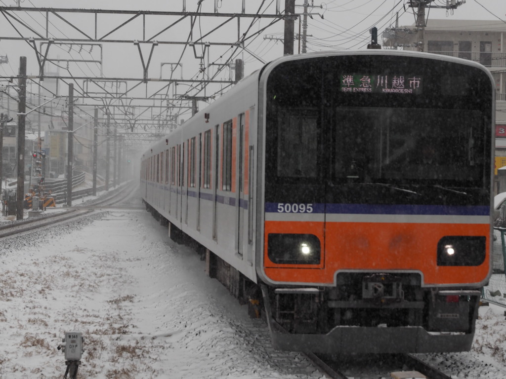 雪の日の東武50090系