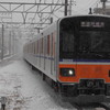 雪の日の東武50090系