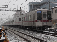 雪の日の東武10000系