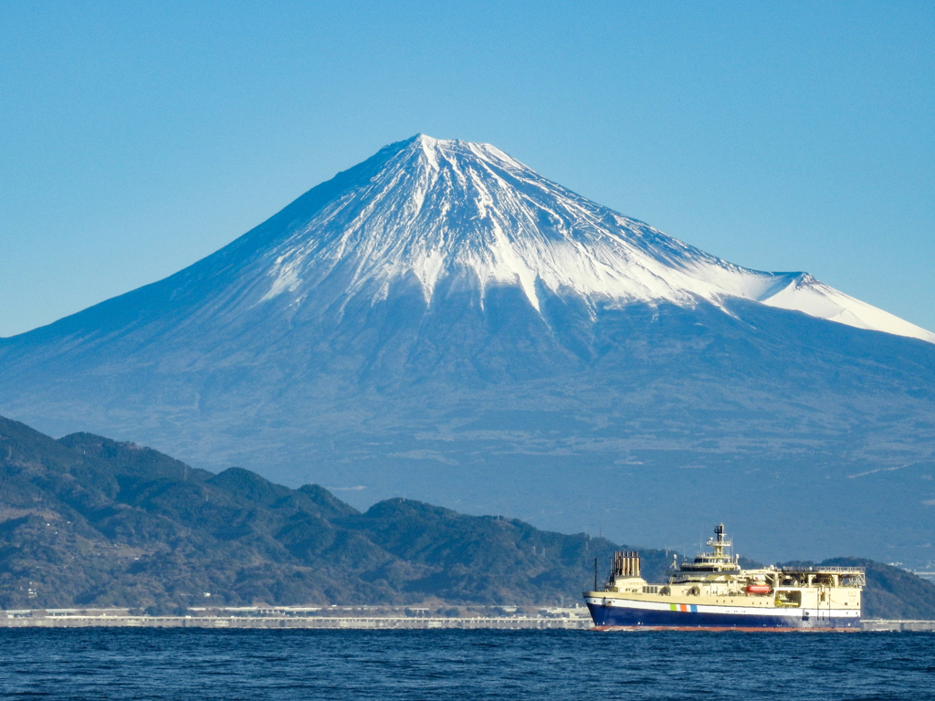 資源調査船と富士山