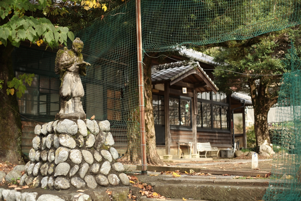 尊徳像のある校舎
