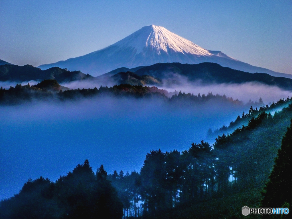 朝に煙る富士山