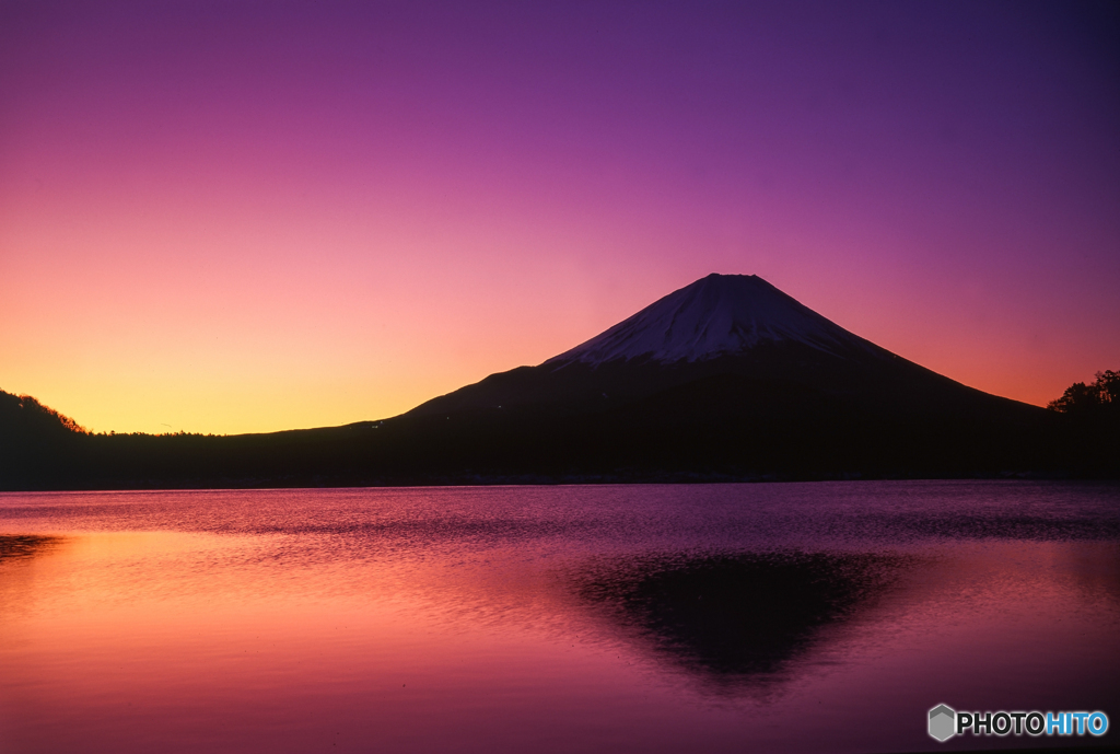 明けゆく富士山
