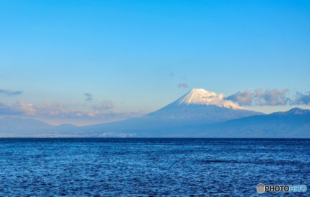 駿河湾に浮かぶ富士山