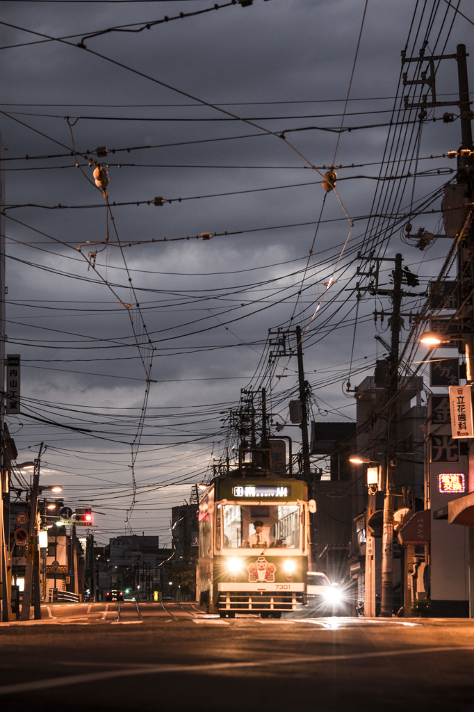 街の明かりと黒い雲