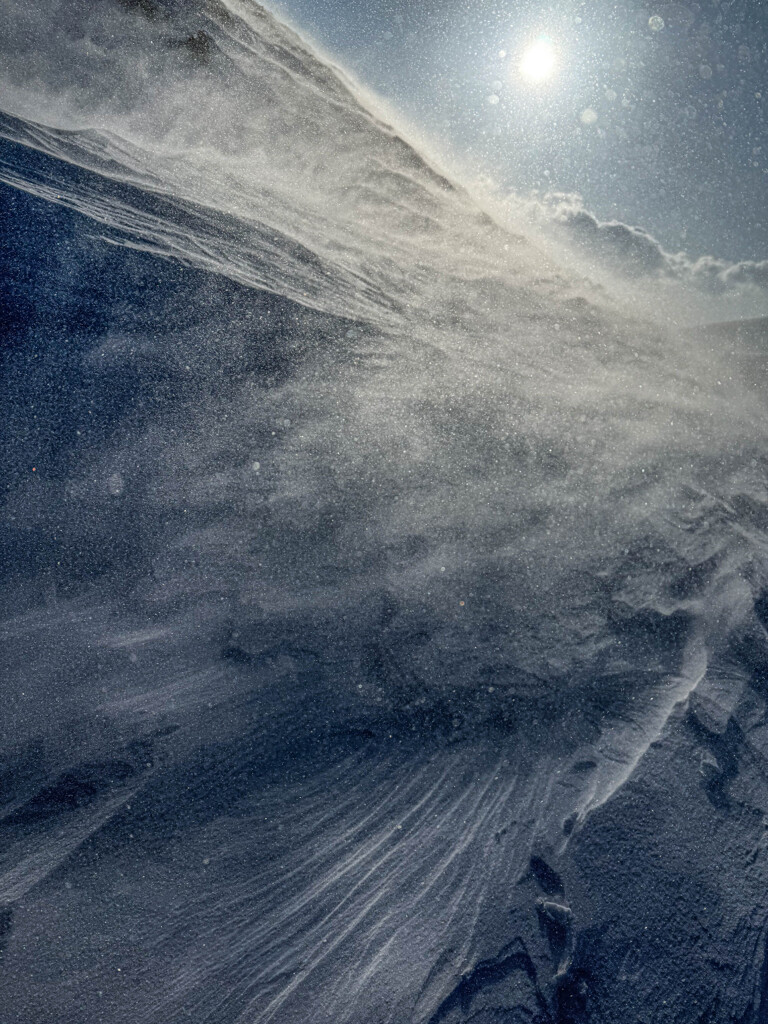 荒れ狂う吹雪を越えて