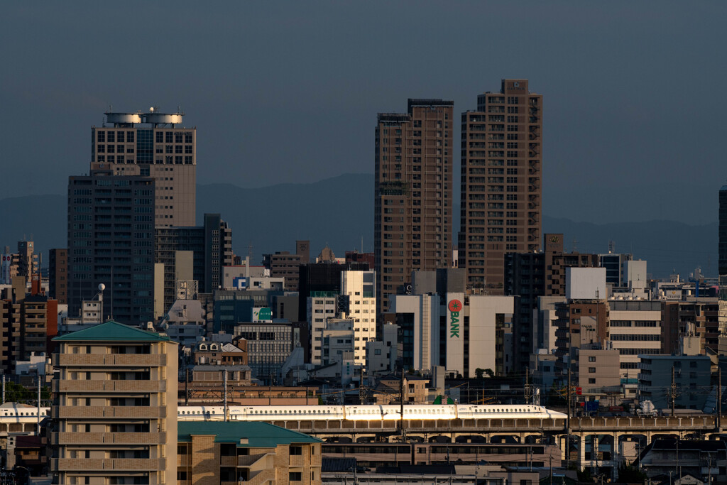 クレドビルを背景に