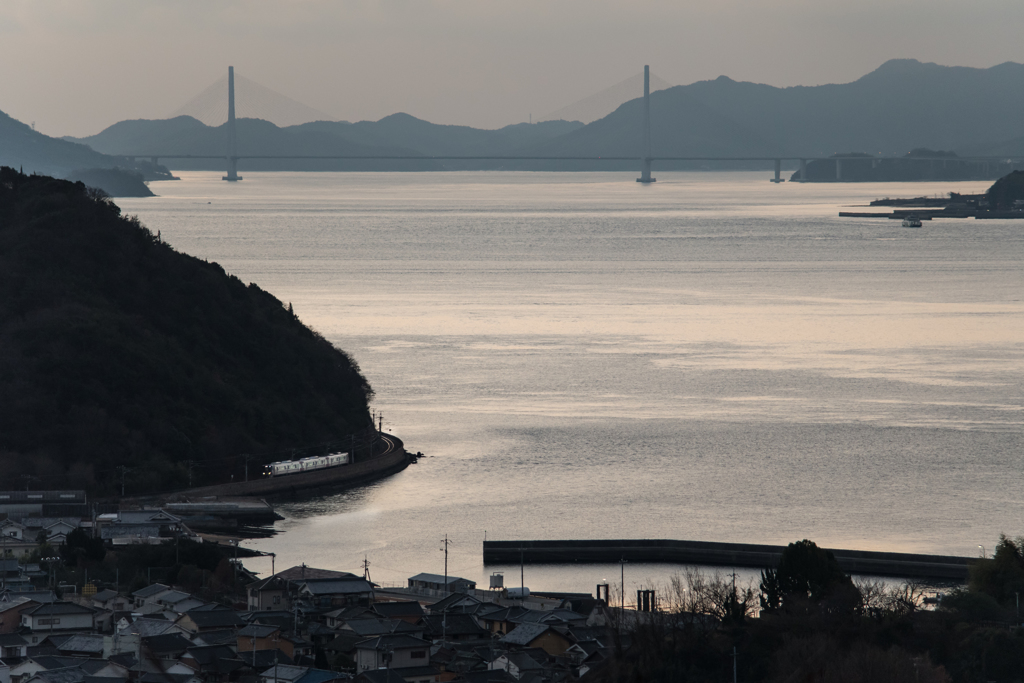 夜明けの海岸鉄道