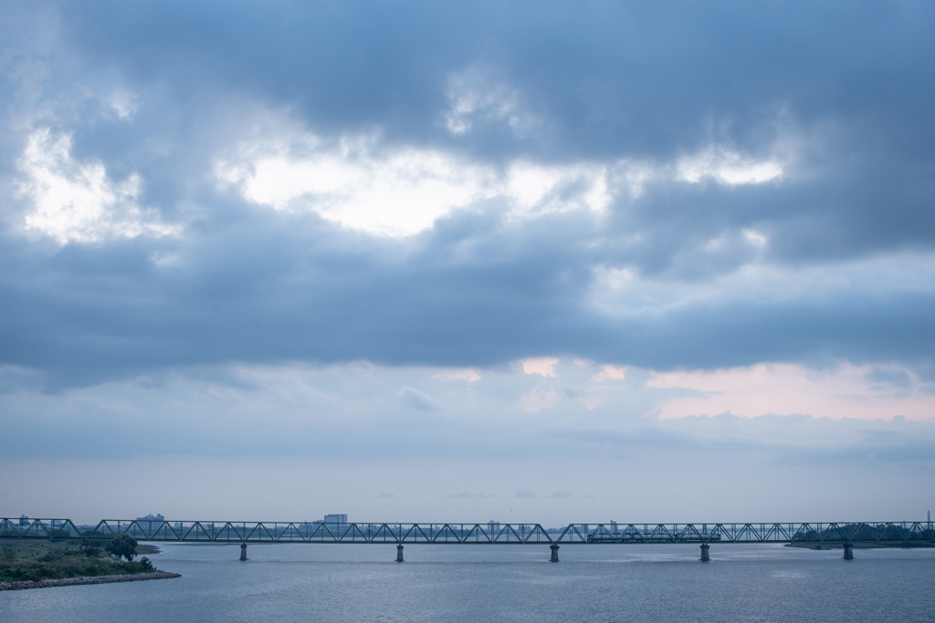 雲の下の鉄道橋