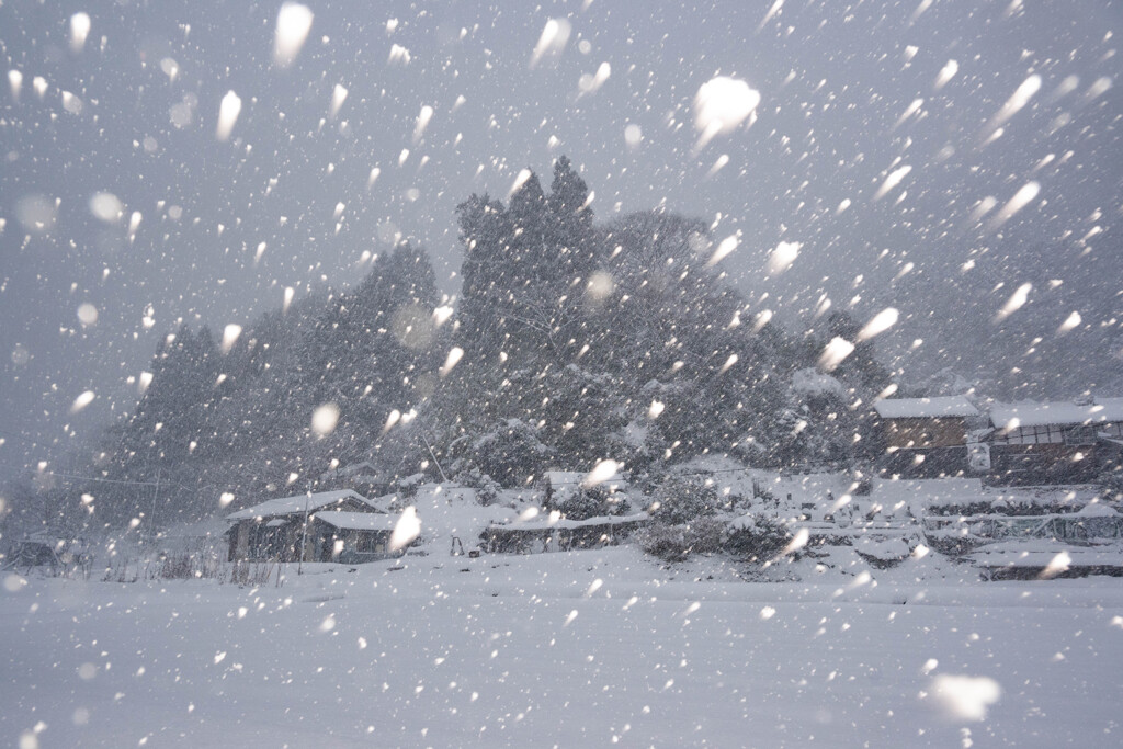雪の降る小さな集落