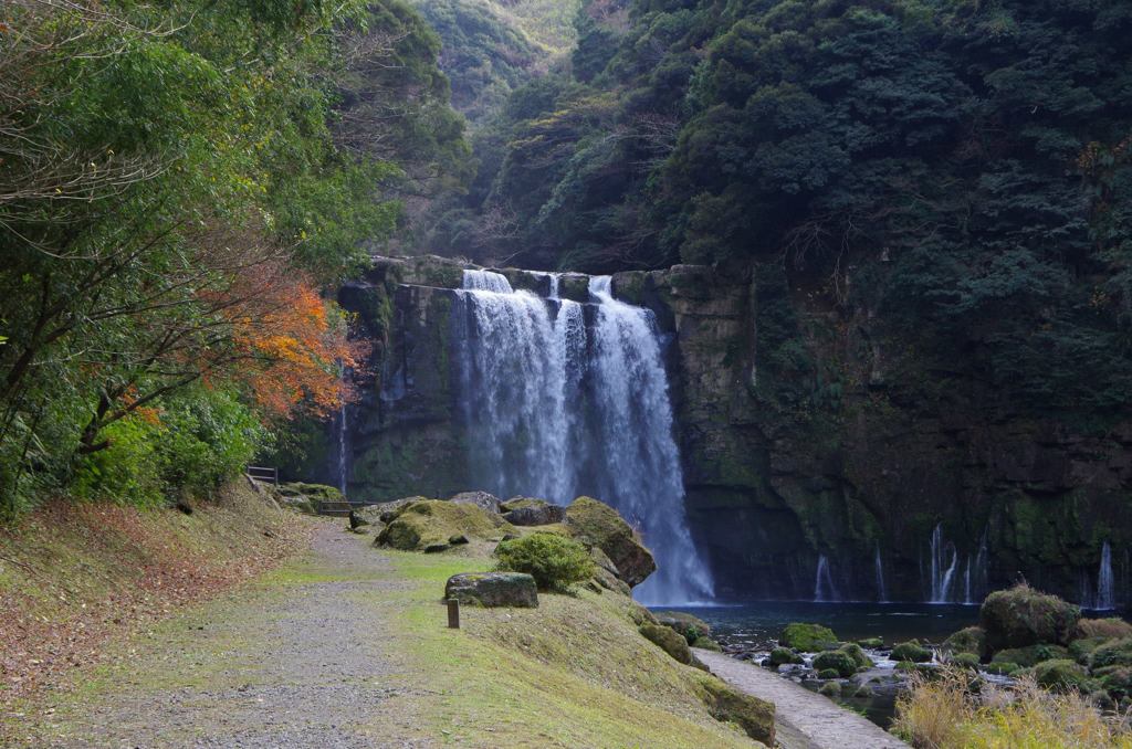 紅葉と滝