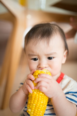 Son eating corn (First experience)