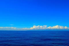 果てし無く澄んだ青い空と海