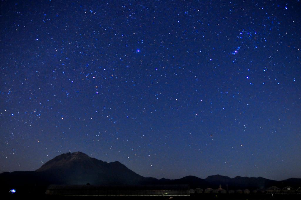 雲仙普賢岳と冬の星空