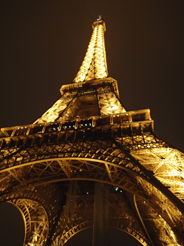 la tour eiffel à nuit