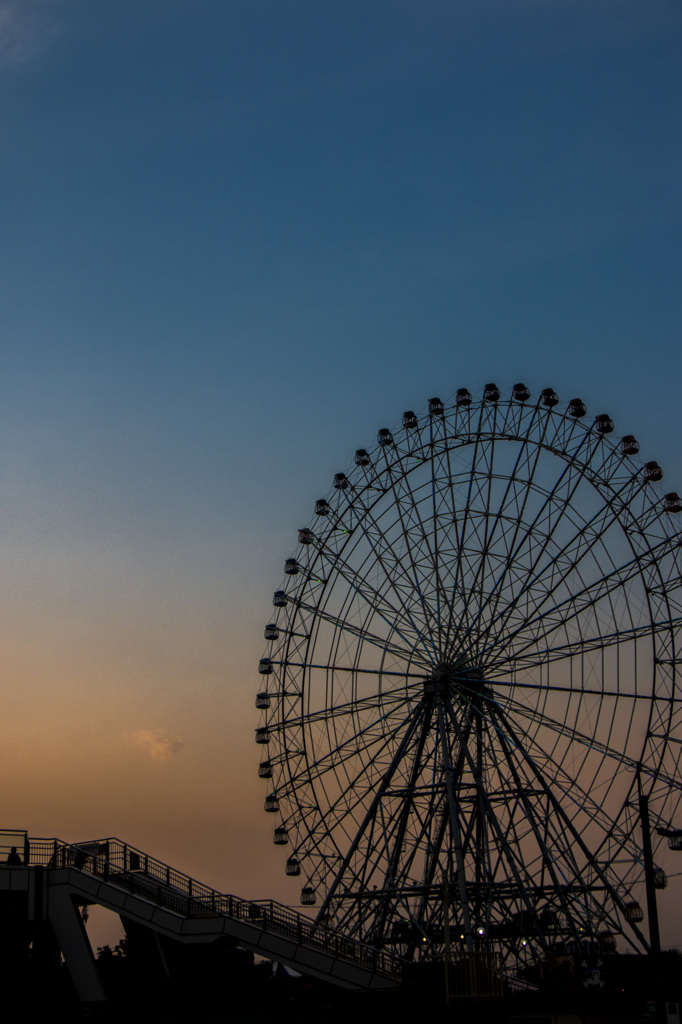 夕暮れ。カップルの集合場所。