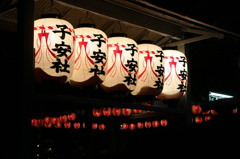 暗闇から白く浮かび上がる提灯