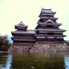 水に浮かぶカラス城