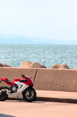 日本海と赤いバイク